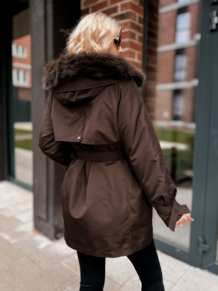 JAKA AR ETTIE ODERĒJUMU BRŪNA